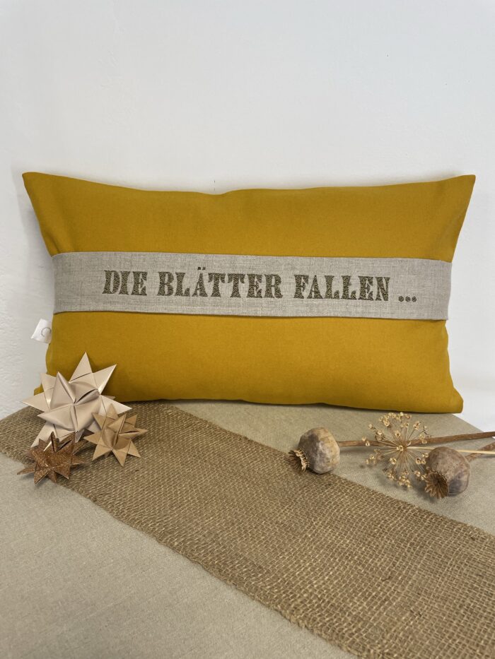 Polster mit Spruchband "Die Blätter fallen ..."